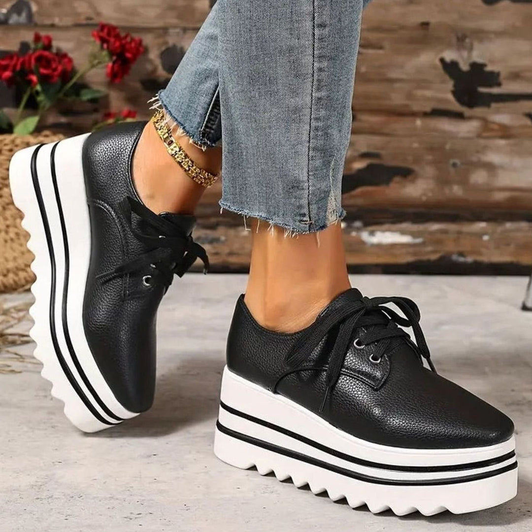 Calzado Oxford con plataforma para mujer, estilo urbano, comodidad y tendencia actual.