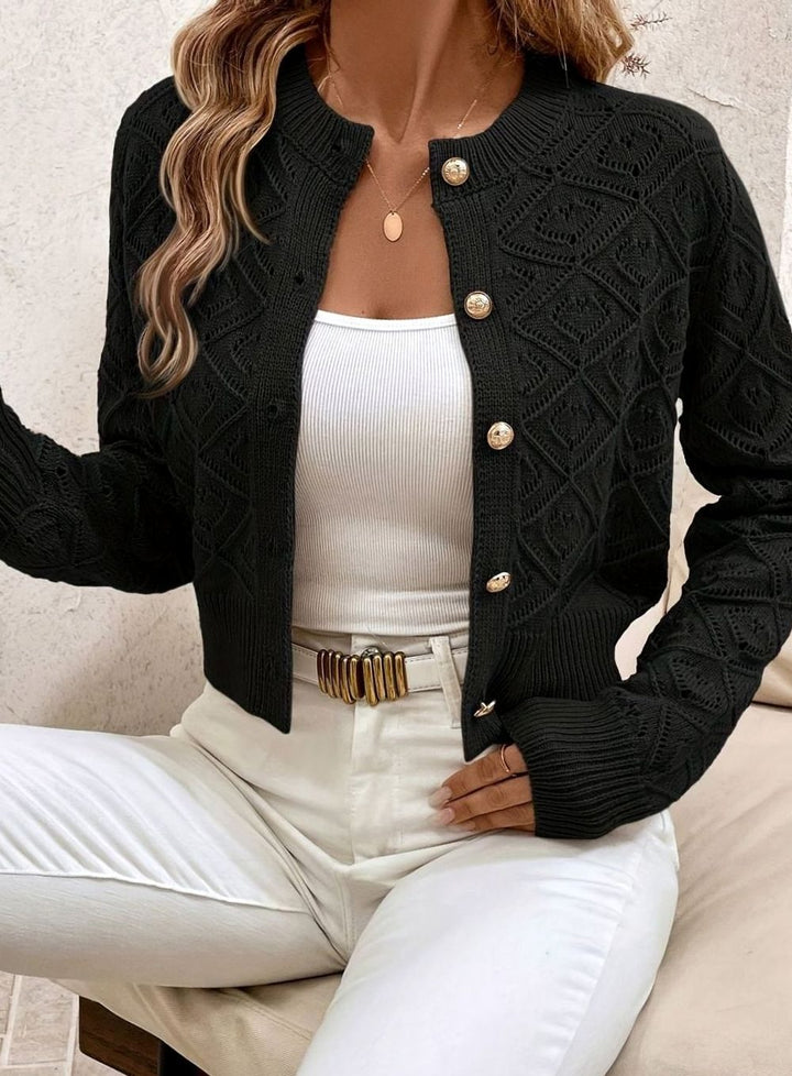 Cárdigan de mujer en punto diamante, diseño corto con textura y botones, estilo moderno.
