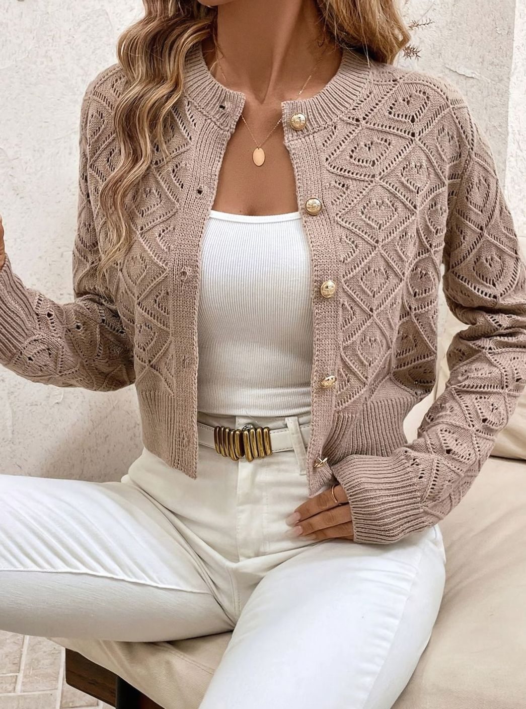 Modelo vistiendo cárdigan corto de punto diamante con botones, estilo moderno para primavera.