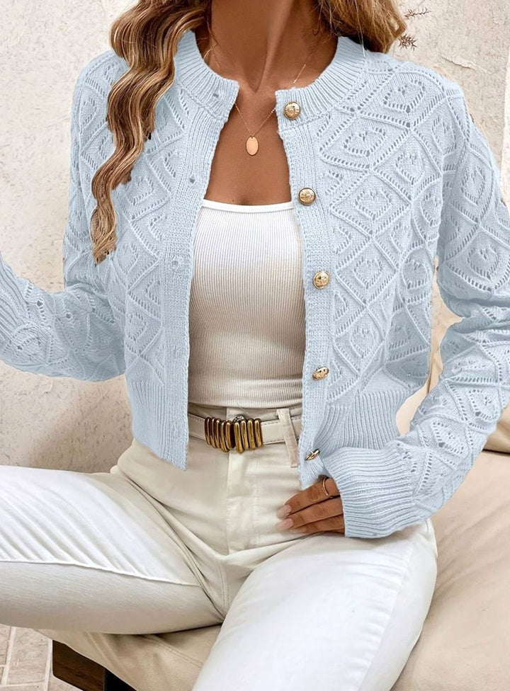 Detalle de botones en cárdigan corto de punto diamante para mujer, moda elegante.