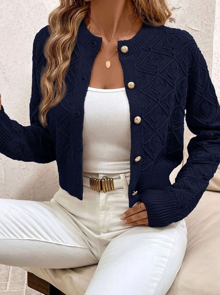 Textura de punto diamante en cárdigan corto de mujer, prenda versátil y chic para la moda.