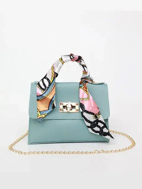Accesorio de moda: bolso de mano sofisticado para mujer, con detalle de pañuelo y asa de cadena.