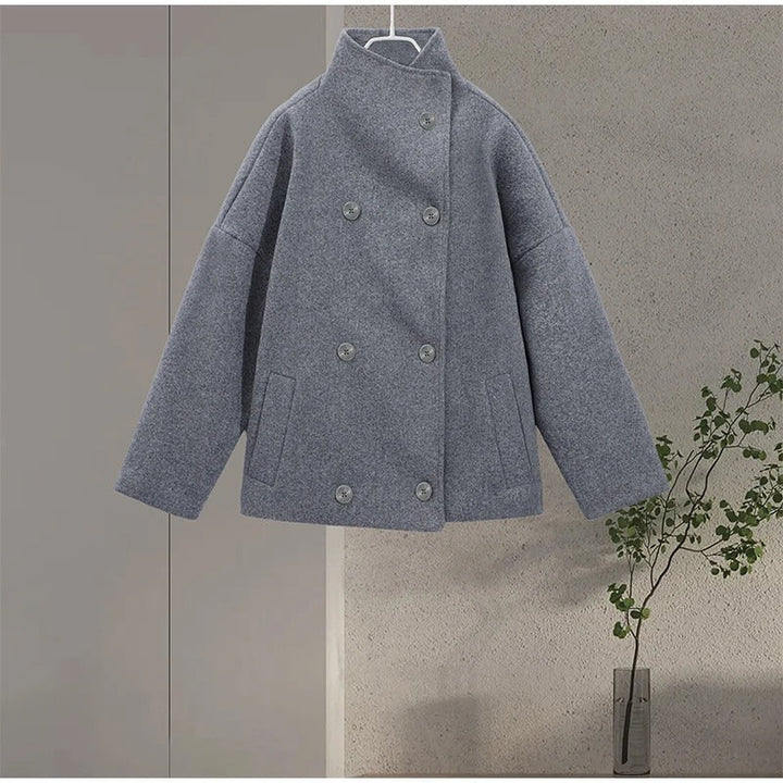 Bolsillos y puños del abrigo mujer. Detalles funcionales de ropa exterior elegante y práctica.