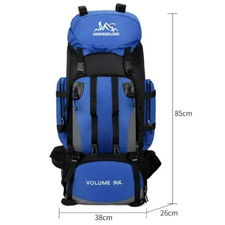 Mochila de senderismo unisex 90L en un entorno natural, impermeable y lista para cualquier aventura al aire libre.