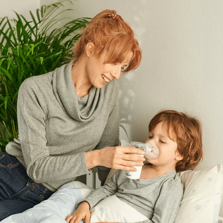 Nebulizador portátil AirMist para viaje, ayuda con asma y alergias. Salud respiratoria en cualquier lugar.