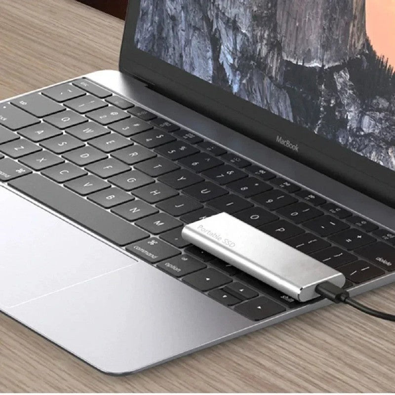 SSD externo USB-C de 4TB para datos, diseño elegante y portátil, acceso rápido a archivos.