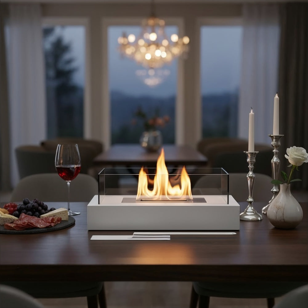 Detalle de chimenea de mesa bioetanol premium, cuerpo de acero y protector de vidrio de seguridad.