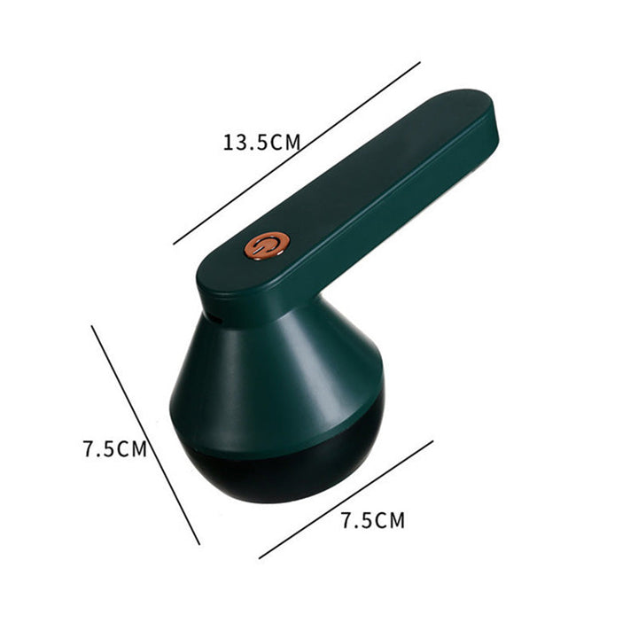 Removedor de pelusas verde en acción, quitando las bolitas de un suéter.