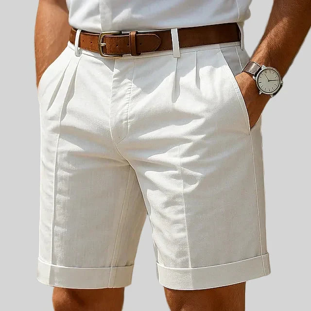 Pantalones cortos de hombre plisados, cómodos y frescos para el verano. Moda masculina casual urbana.