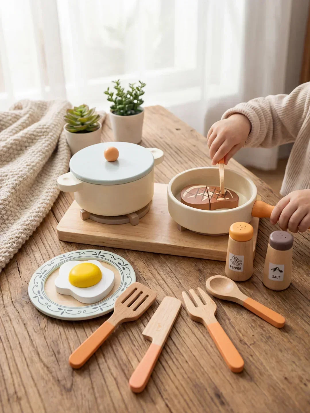 Cocina de juguete de madera con estufa, horno y fregadero, perillas clic, estimulando la imaginación infantil.