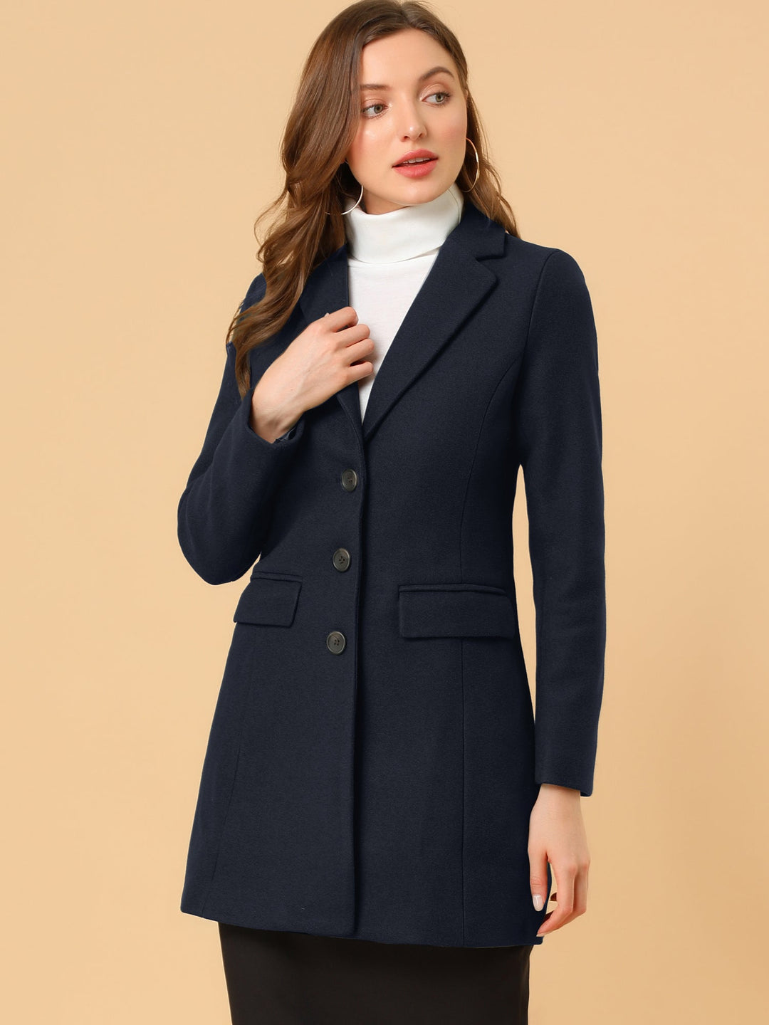 Clásico abrigo de invierno para mujer, solapa elegante, perfecto para días fríos.