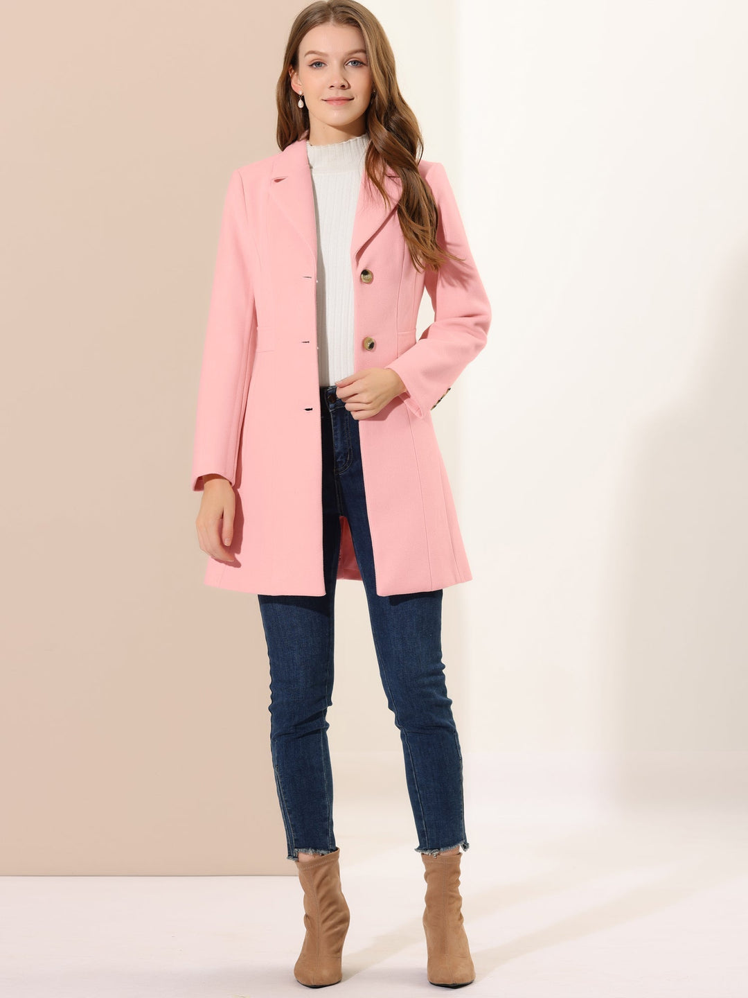 Mujer vistiendo abrigo largo clásico de invierno; estilo sofisticado con botones.