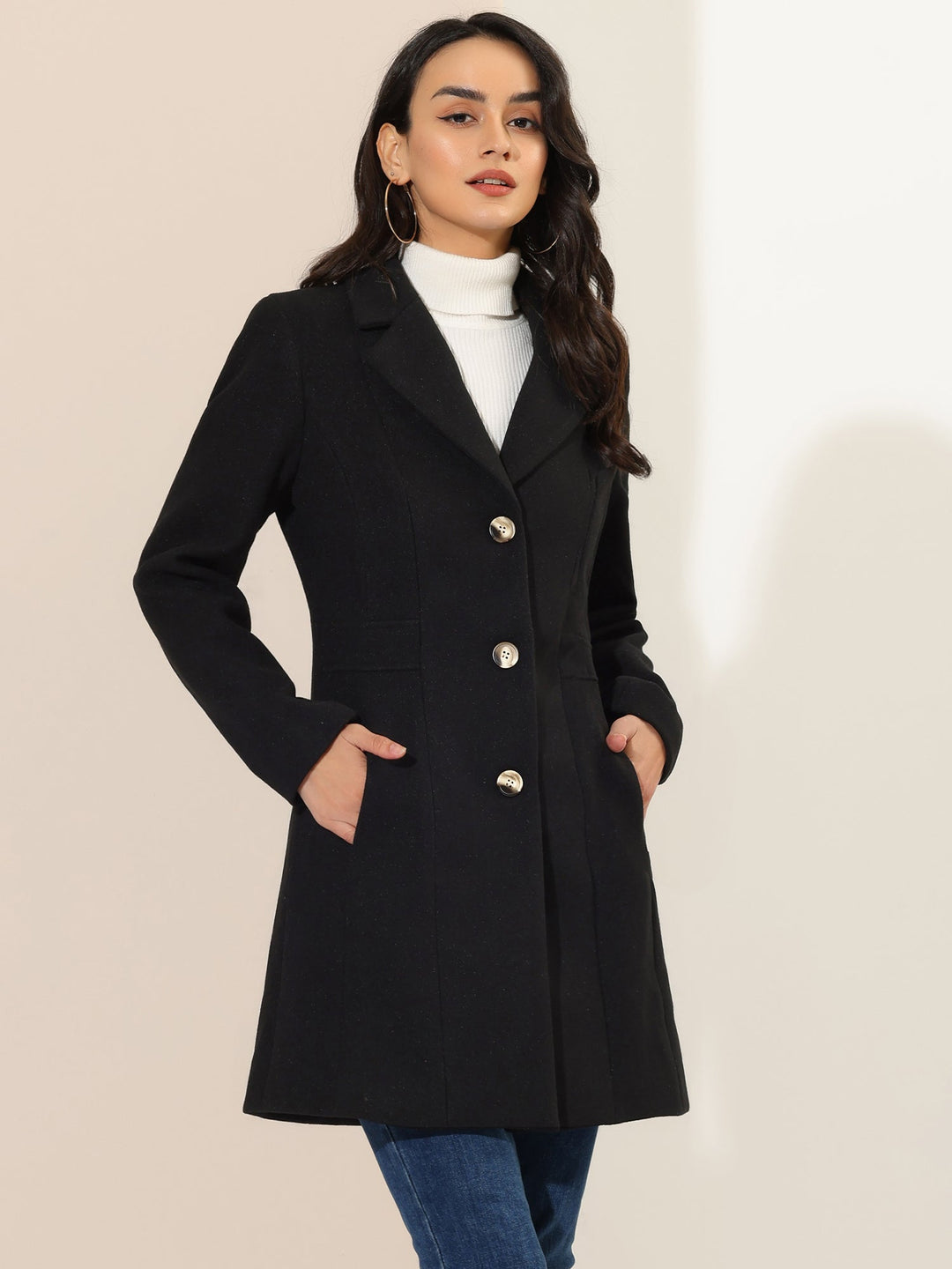 Detalle de botones en abrigo largo de invierno para mujer; moda versátil.