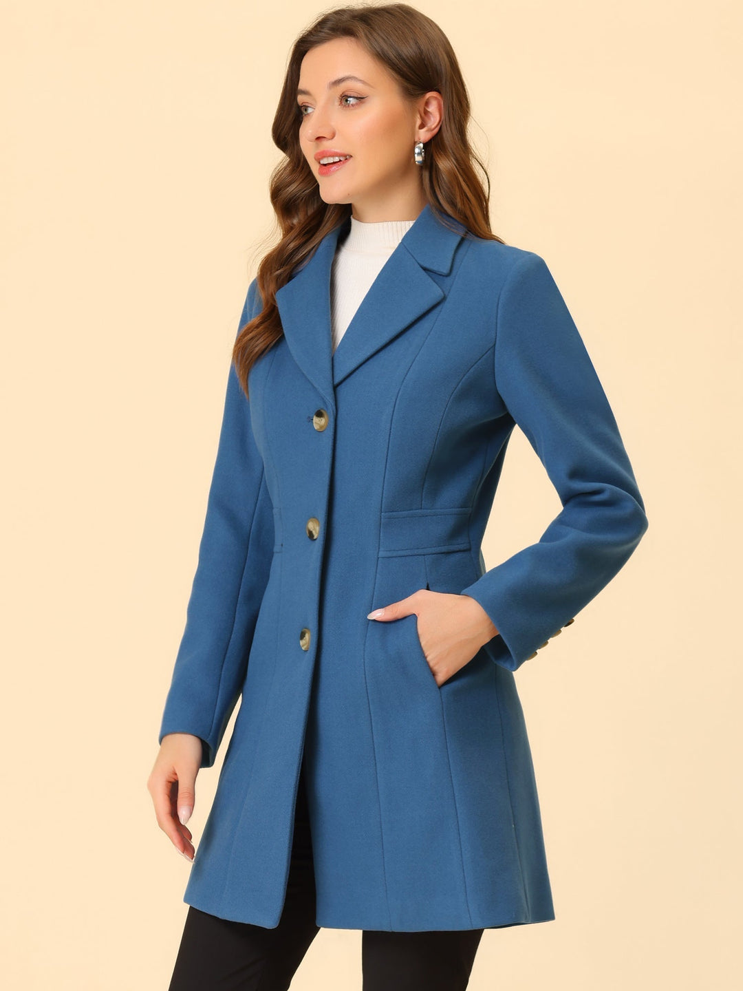 Modelo posando con abrigo largo de invierno para mujer, elegancia y calidez.