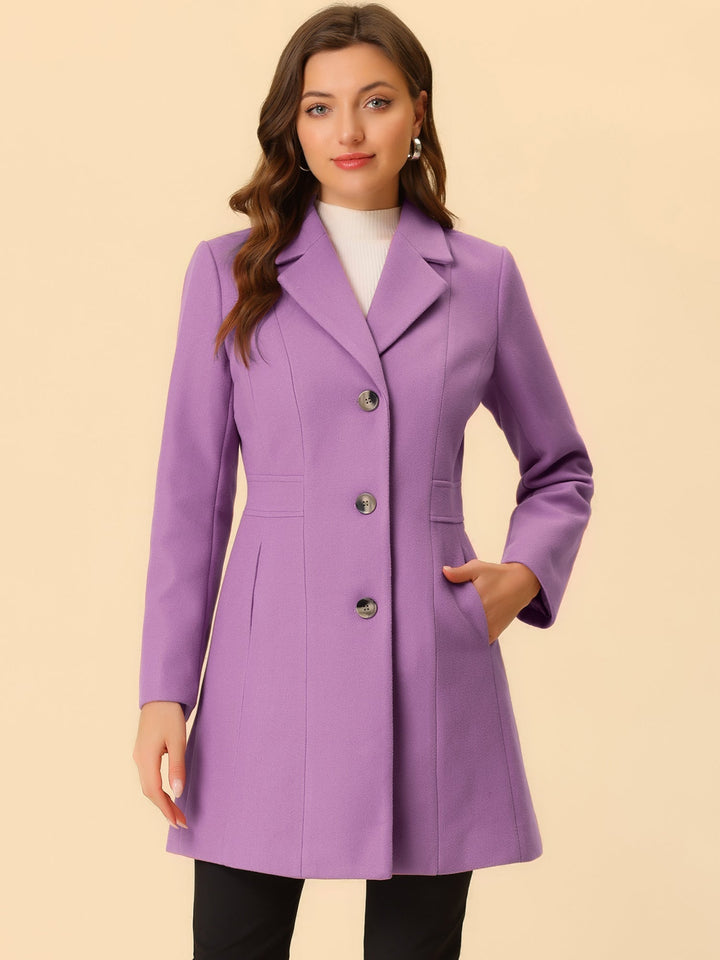 Vista frontal de abrigo de invierno para mujer, largo, con botones y estilo.