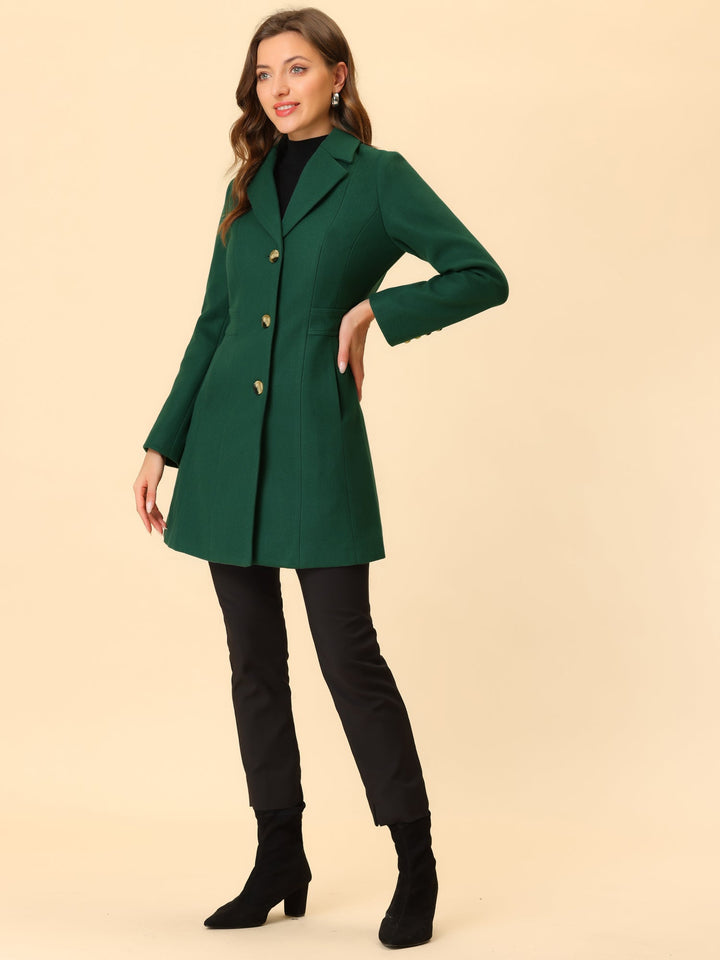 Detalle del cuello de abrigo de invierno para mujer, cálido y chic.