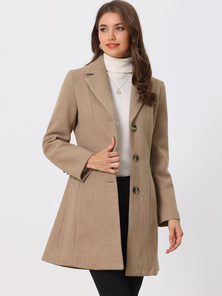 Textura y diseño de abrigo largo de invierno para mujer, cálido y chic.