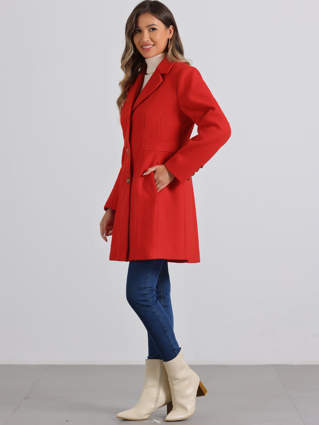 Vista trasera de abrigo largo de mujer para invierno, con estilo elegante.