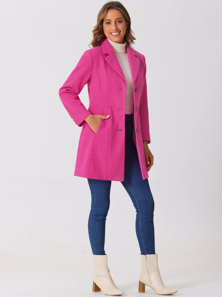 Moda de invierno: abrigo de mujer largo, con botones y corte clásico.