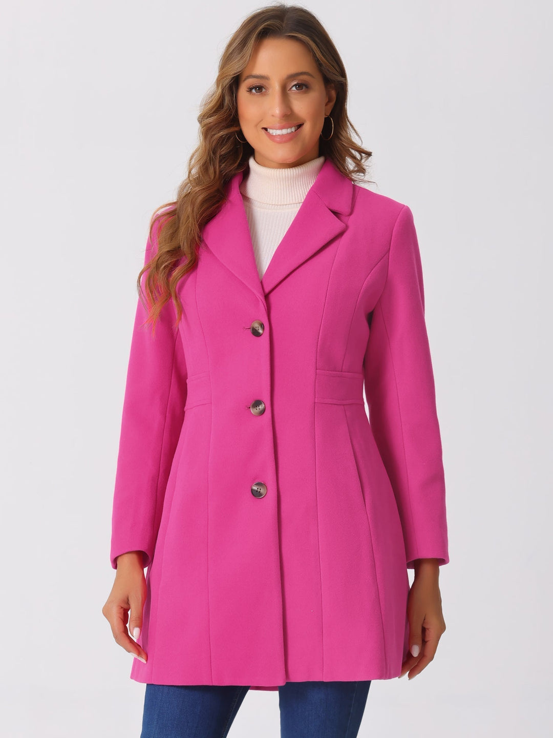 Detalle de solapa y botones en abrigo largo de invierno para mujer, sofisticado.