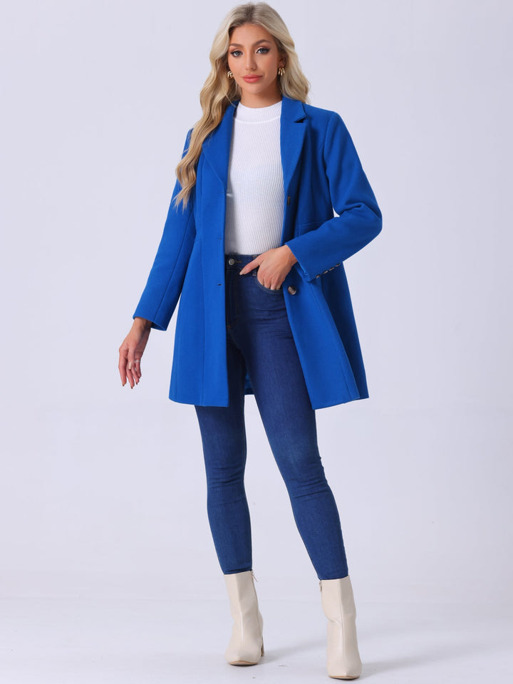 Mujer en movimiento con abrigo largo de invierno, elegancia y confort.