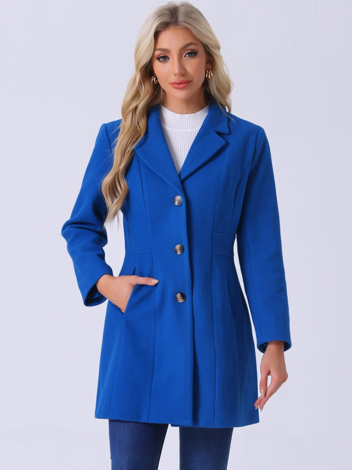 Abrigo de mujer, largo, con botones, la prenda esencial para el invierno.
