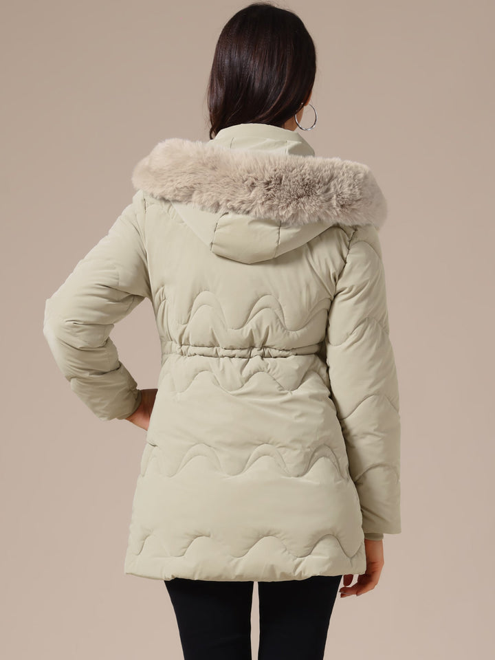 Abrigo largo acolchado de moda para mujer, estilo invernal y sofisticado.