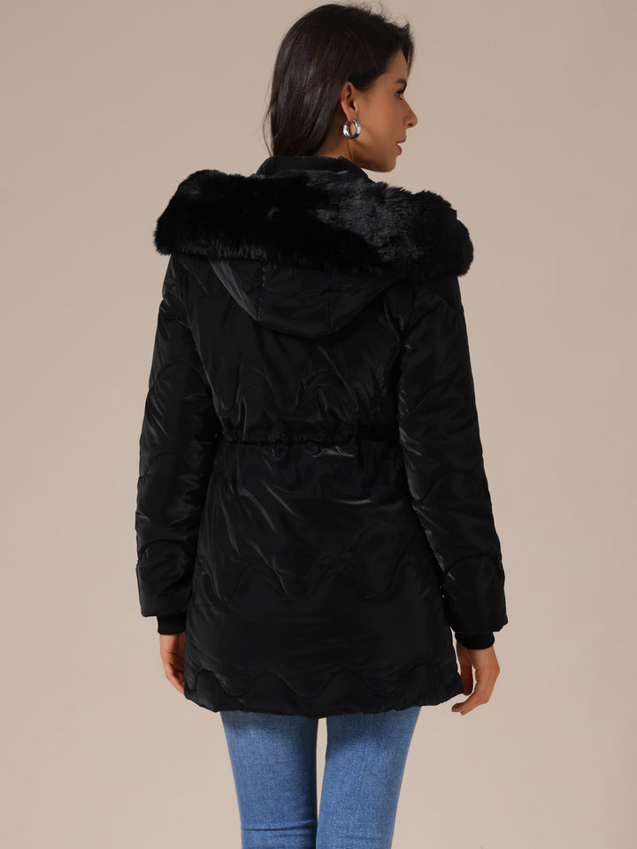 Elegante abrigo de mujer acolchado con capucha, perfecto para el invierno y la moda.