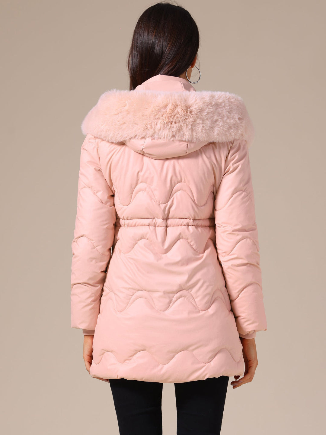 Abrigo de mujer acolchado y cálido, con capucha, estilo invernal chic.