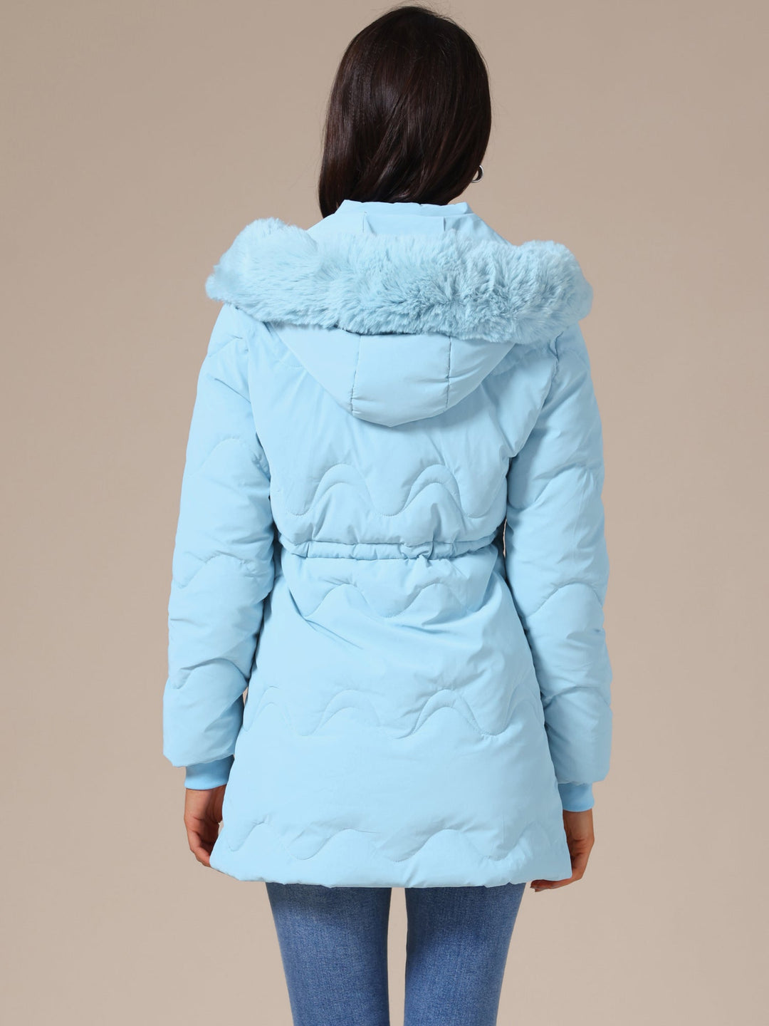 Abrigo moderno de invierno para mujer, acolchado con capucha, estilo actual y cálido.