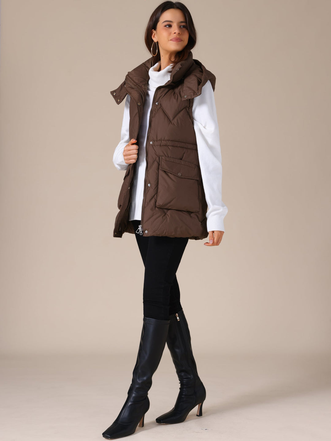 Modelo luciendo chaleco largo acolchado KALMORA para mujer, comodidad y estilo.