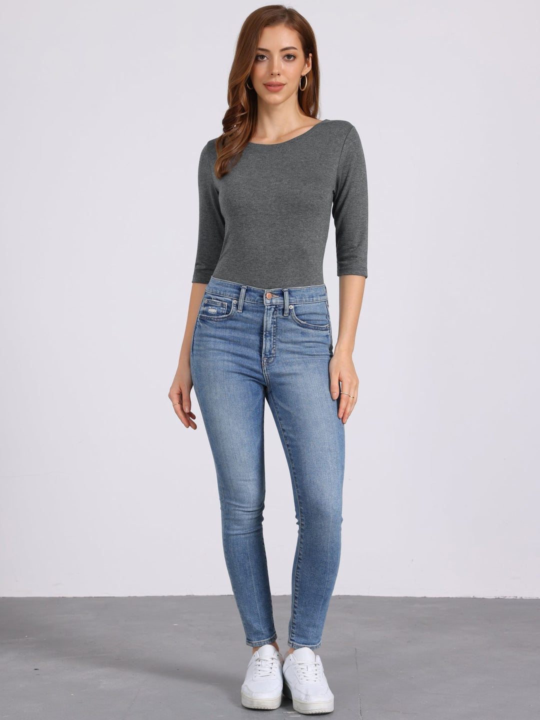 Prenda femenina: camiseta de mujer, manga 3/4. Cuello redondo. Comodidad y estilo básico.