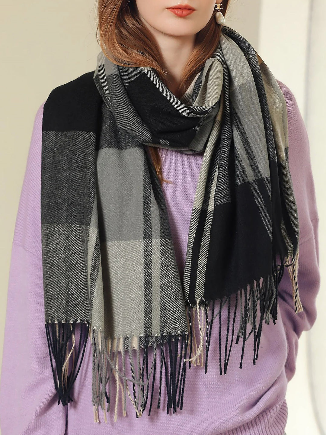 Ropa de mujer: bufanda a cuadros suave, ideal para el frío invernal, un complemento de moda.