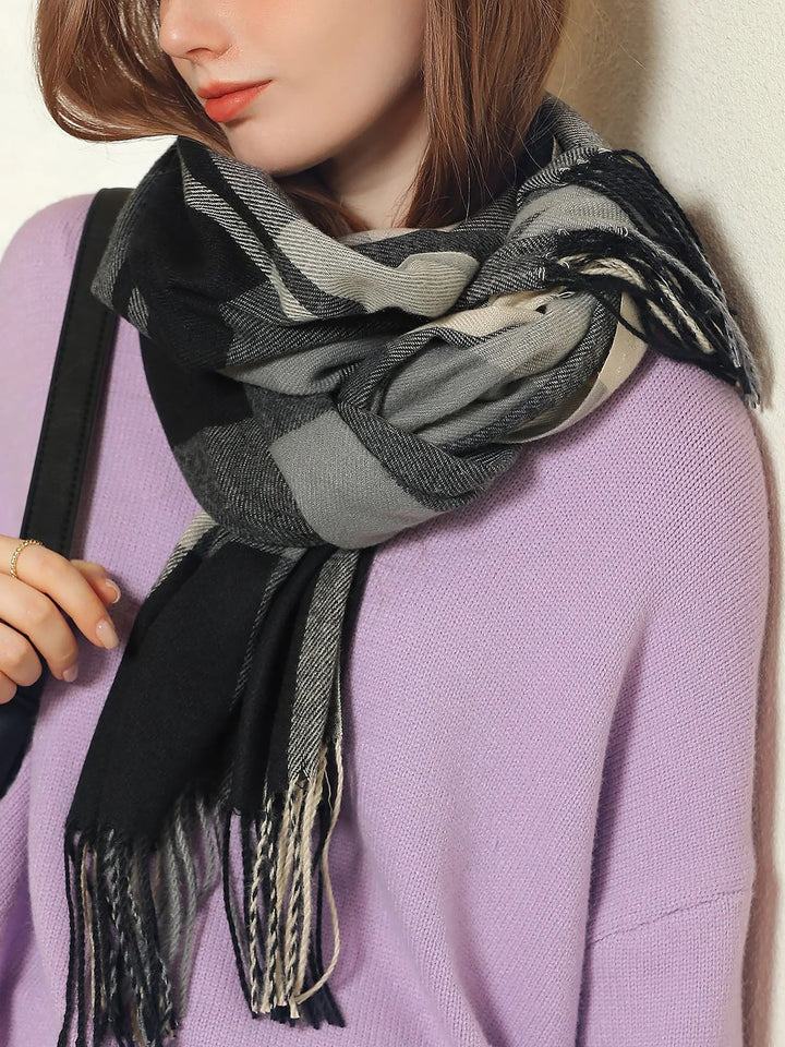Bufanda de mujer con patrón de cuadros, estilo moderno y suave, accesorio esencial de invierno.