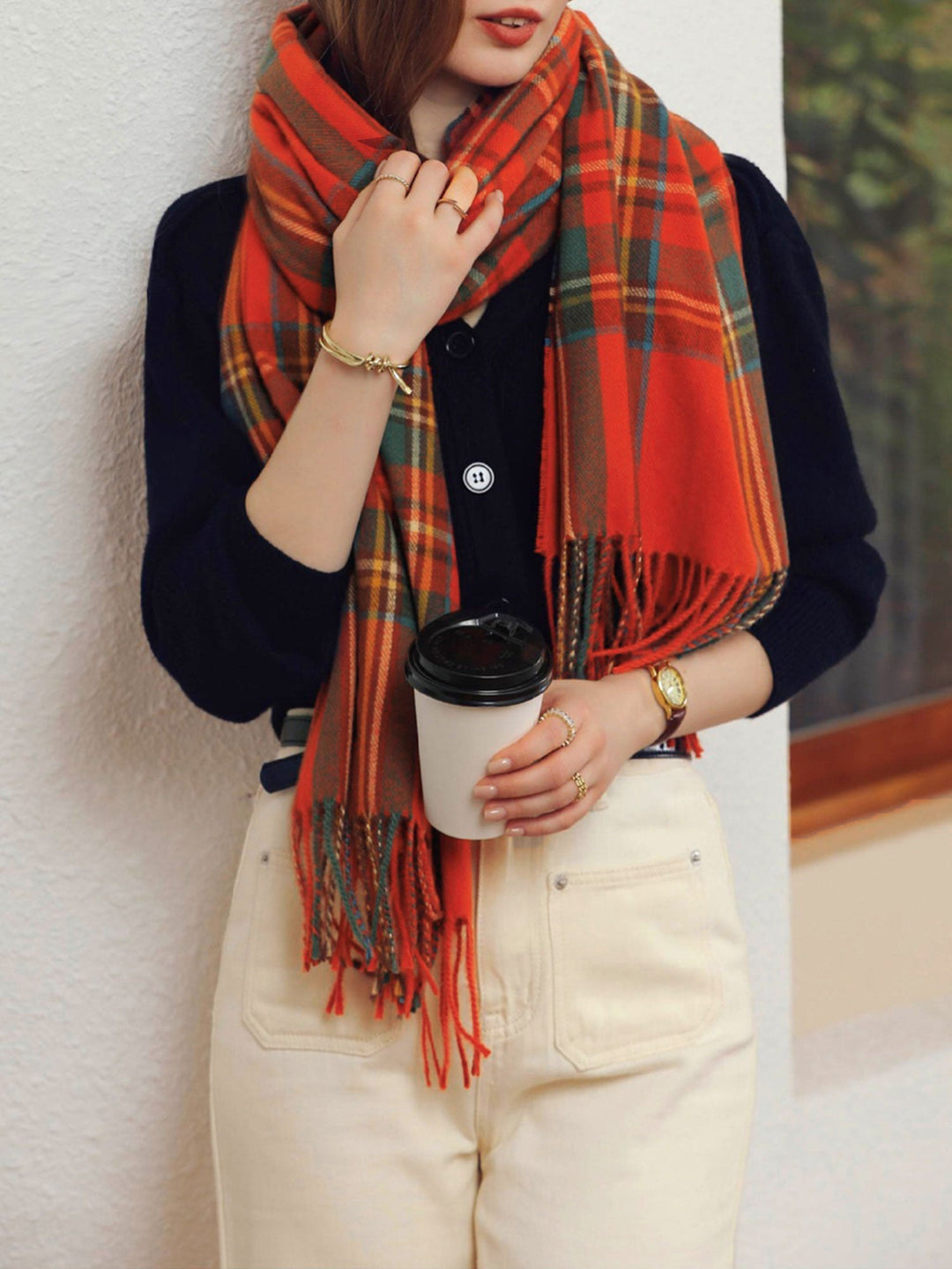 Bufanda cálida de cuadros para mujer con flecos, un complemento versátil y con estilo para otoño/invierno.