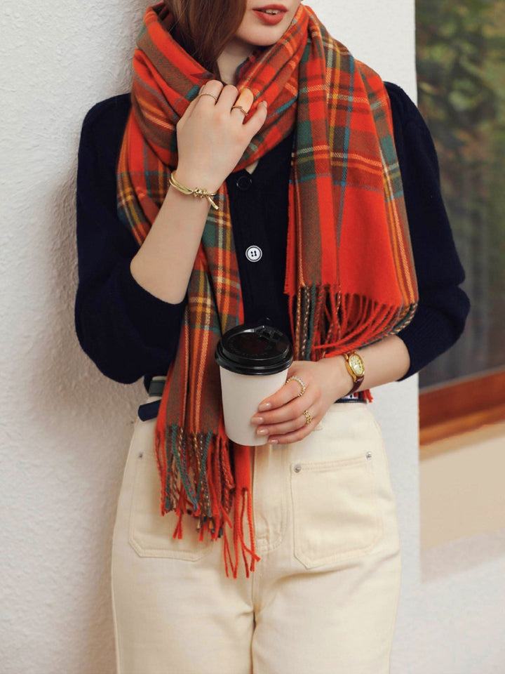 Bufanda cálida de cuadros para mujer con flecos, un complemento versátil y con estilo para otoño/invierno.