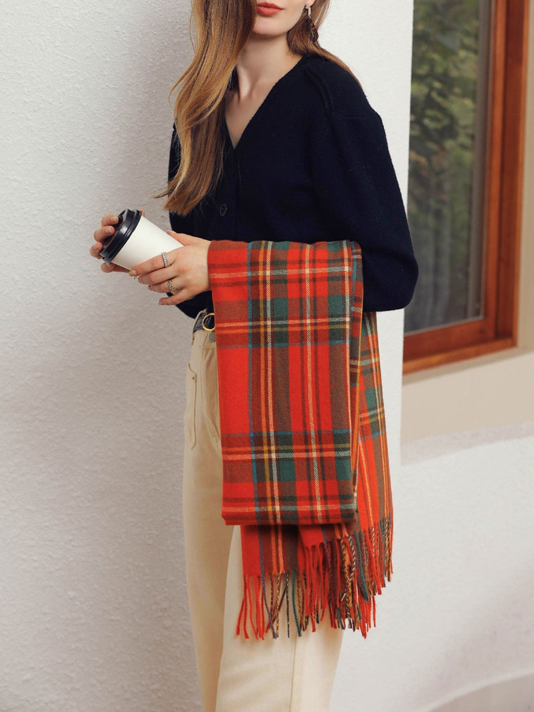 Bufanda de mujer con diseño de cuadros y flecos, accesorio de moda que brinda calidez para el invierno.