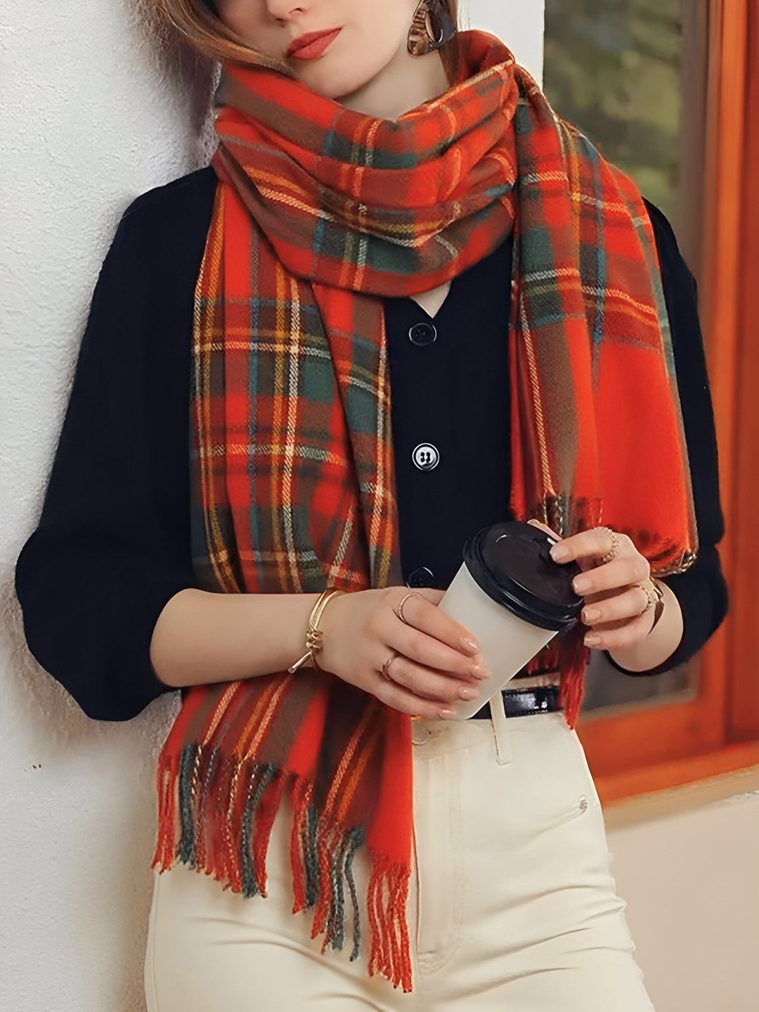 Cómoda bufanda de cuadros para mujer con flecos decorativos, ideal para un look otoñal e invernal con estilo.