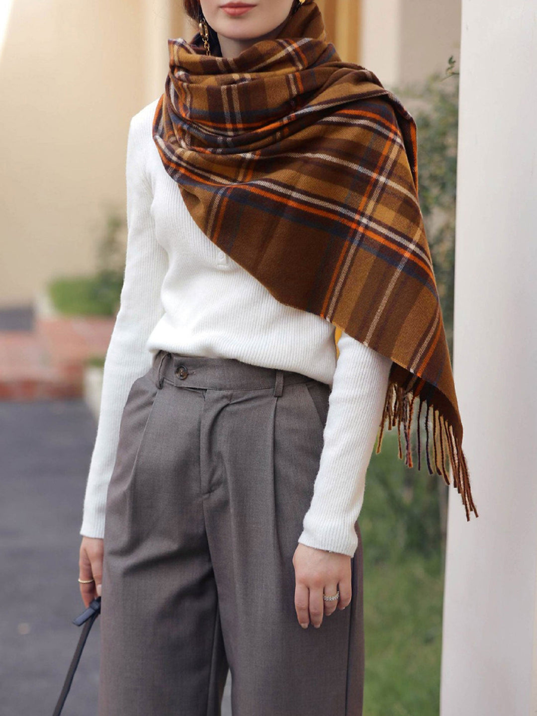Accesorio de moda: bufanda de cuadros para mujer con flecos decorativos, perfecta para el frío de invierno.