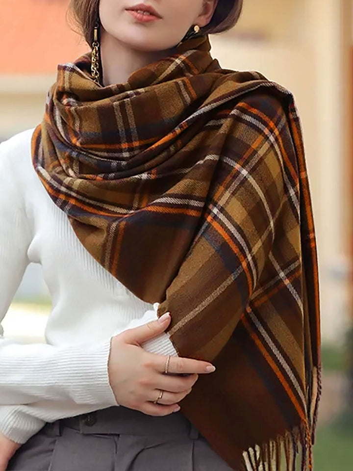 Elegante bufanda de cuadros para mujer, con flecos, ideal para añadir estilo y calidez en otoño e invierno.