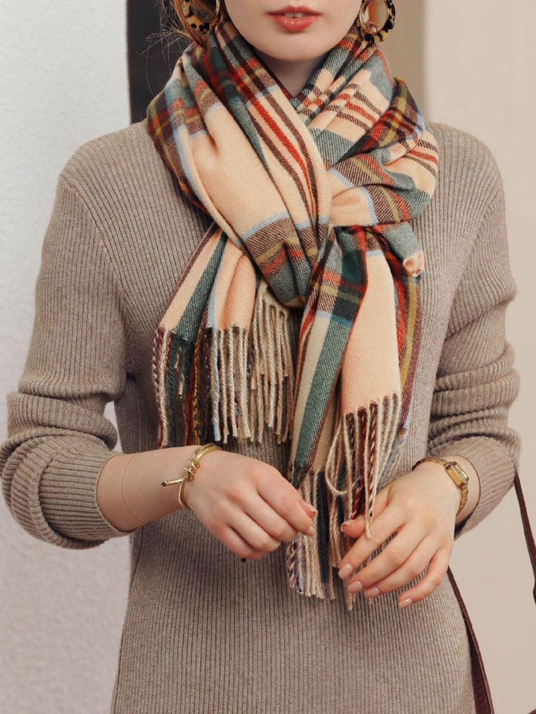 Moderna bufanda de cuadros para mujer, con flecos, accesorio esencial para un estilo invernal único.