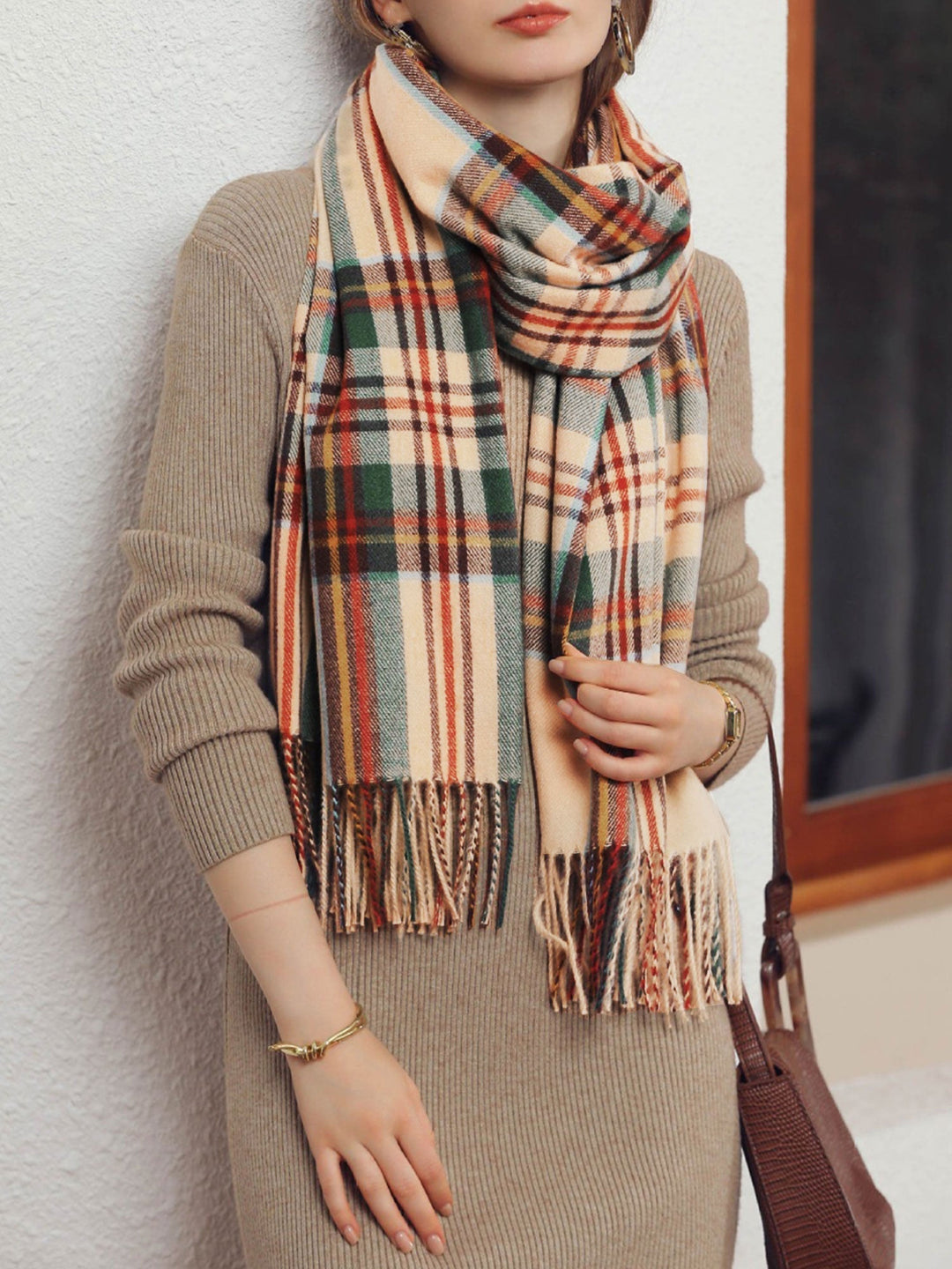 Bufanda de cuadros y flecos para mujer, accesorio de moda con calidez y estilo para las estaciones frías.