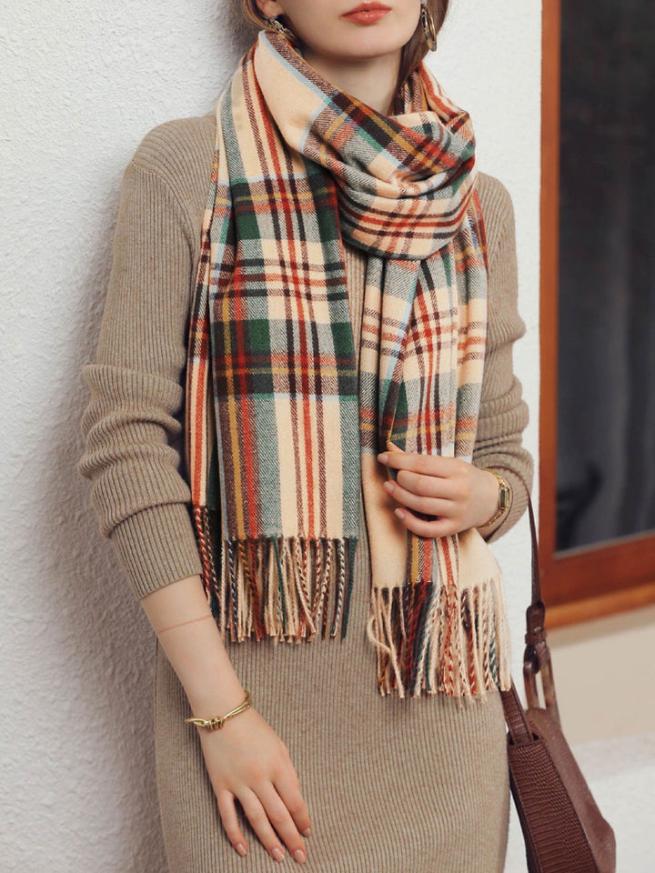 Bufanda de cuadros y flecos para mujer, accesorio de moda con calidez y estilo para las estaciones frías.
