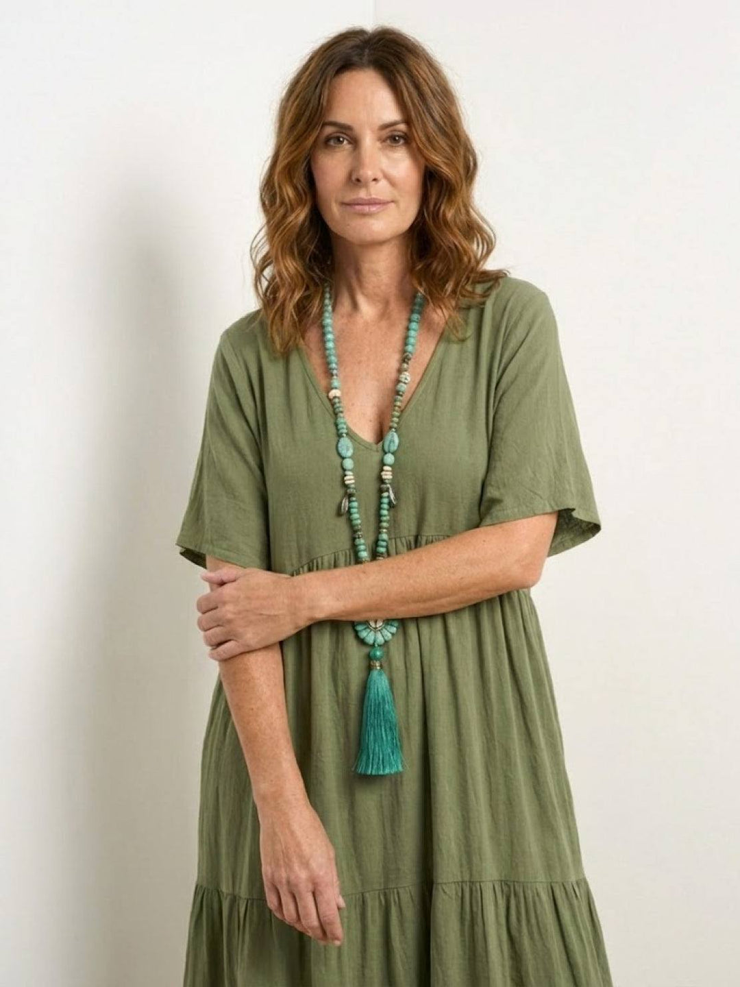 Vestido maxi fluido de mujer, escote V, estilo bohemio, perfecto para un día soleado de verano.