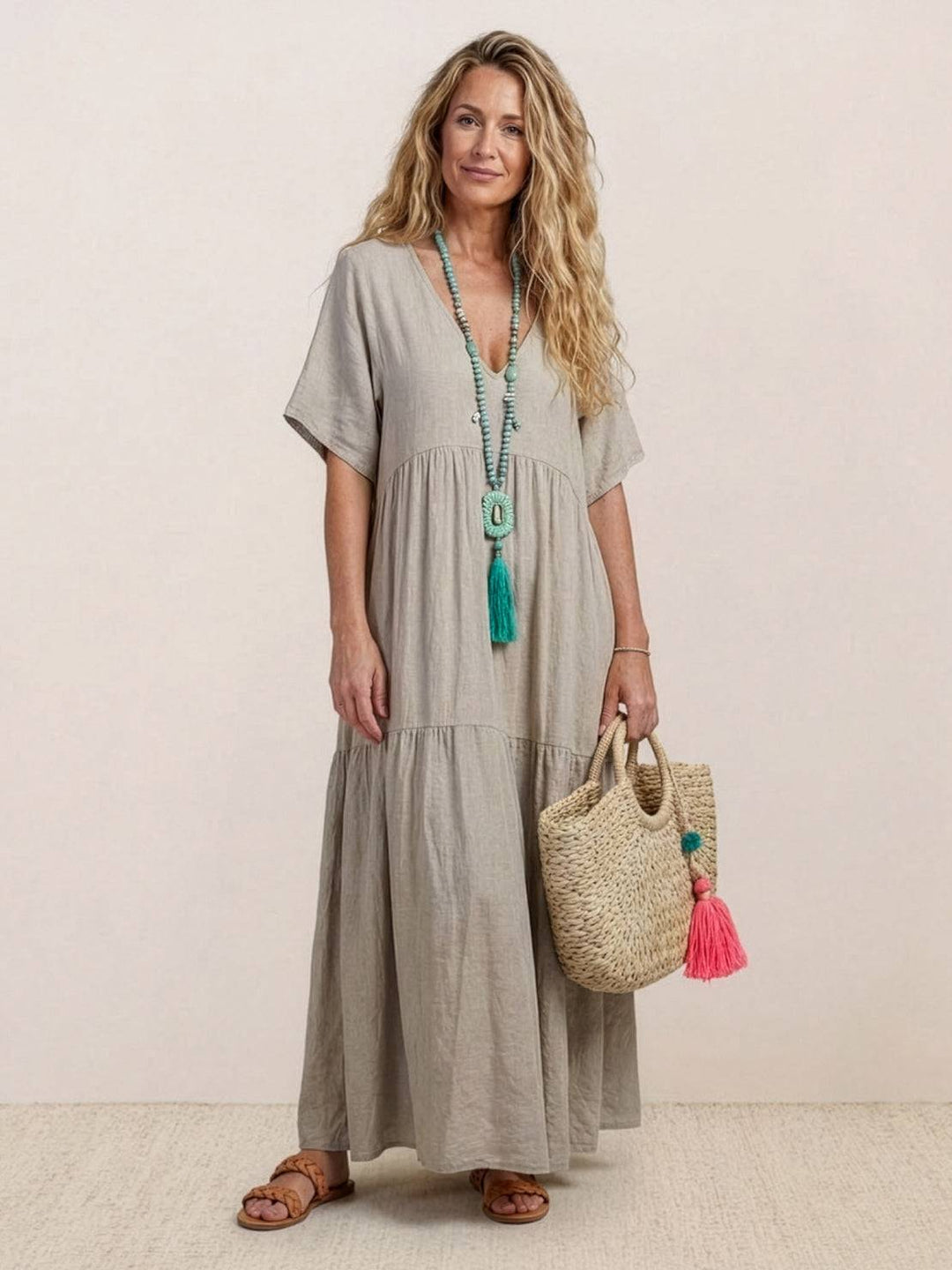 Elegante vestido maxi fluido para mujer, con escote V, ideal para un look casual de verano.
