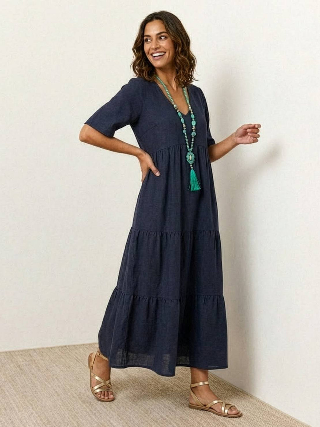 Look de playa: vestido maxi fluido para mujer con escote V, estilo bohemio.