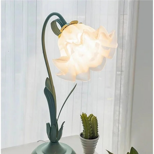Lámpara de mesa blanca floral con diseño nostálgico, brazo ajustable para cualquier espacio.
