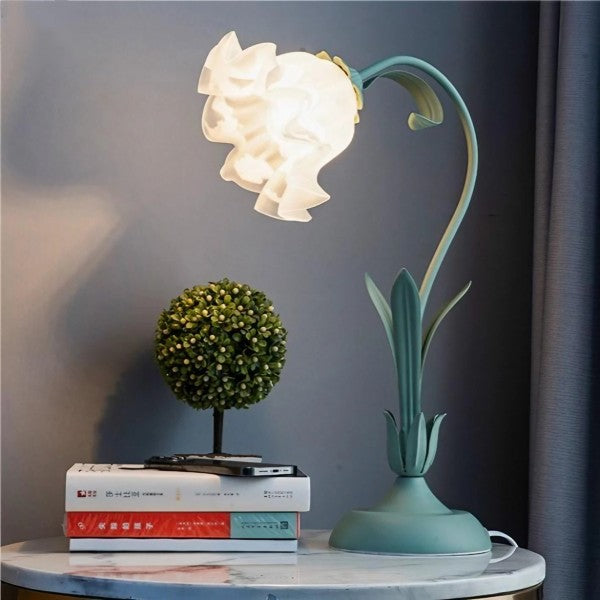 Lámpara de mesa floral blanca vintage, iluminación ajustable, perfecta para el hogar.