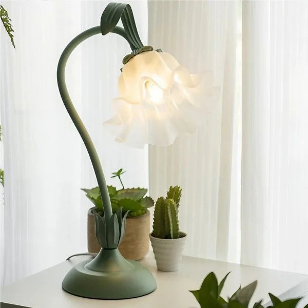 Lámpara de mesa floral verde vintage, iluminación ajustable, perfecta para el hogar.