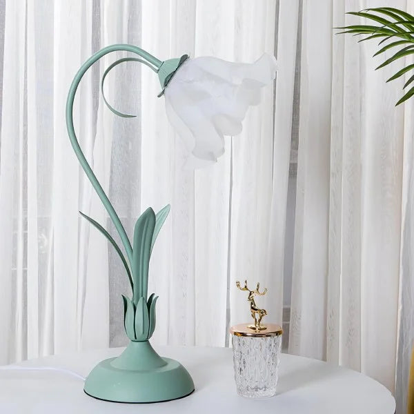 Elegante lámpara de mesa floral rosa vintage, brazo ajustable, para un dormitorio chic.
